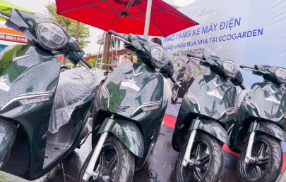 Lễ trao tặng xe máy điện cho khách hàng mua nhà tại phân khu Iris